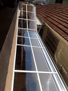 Cobertura em Policarbonato utilizando em residências, comércios e indústrias, material importado de alta qualidade.