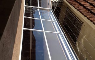 Cobertura em Policarbonato utilizando em residências, comércios e indústrias, material importado de alta qualidade.