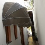 Toldo em lona sintética com garantia e muita qualidade, acabamento com perfis, que deixa o toldo bem acabado e muito bonito.