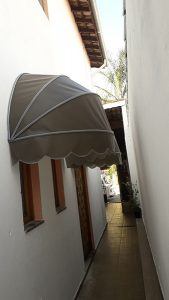 Toldo em lona sintética com garantia e muita qualidade, acabamento com perfis, que deixa o toldo bem acabado e muito bonito.